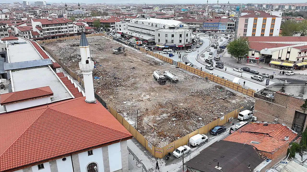 Bölgedeki çalışmaları yerinde değerlendiren Konya Büyükşehir Belediye Başkanı Uğur İbrahim Altay fiziki ömrünü tamamlamış binaların kaldırılmasıyla şehrin tarihi dokusunun korunacağını ifade etti.