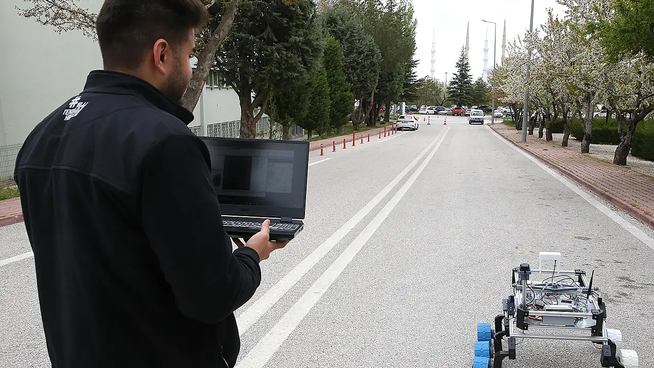 Dr. Öğr. Üyesi İbrahim Demirci rehberliğinde çalışan 14 kişilik ekip, aracın yazılım ve elektronik aksamını tamamen yerli imkanlarla 4 ayda tamamladı.