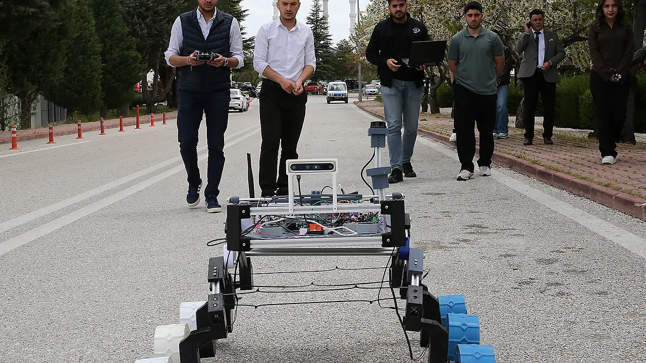 Askeri alanlardan arama kurtarmaya kadar pek çok sahada görev yapabilecek olan otonom araç, İTÜ Robot Olimpiyatları'nda Konya'yı temsil edecek.