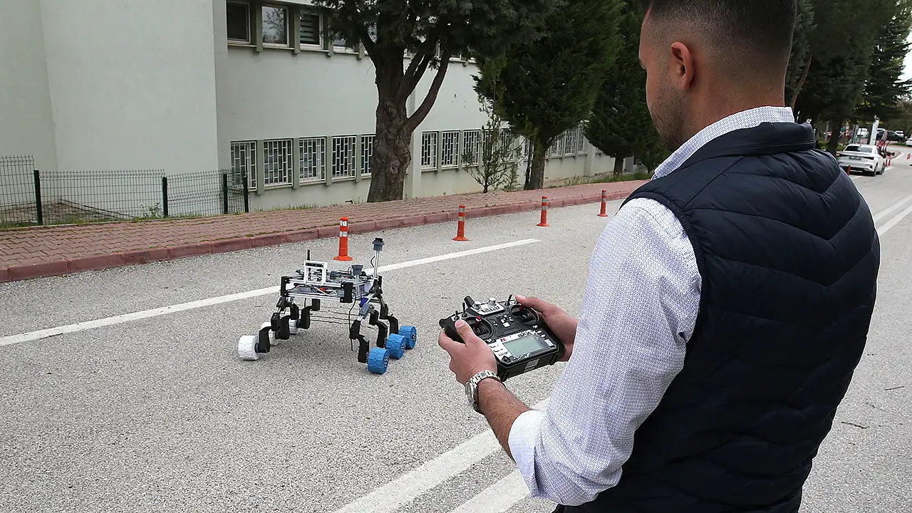 Selçuk Üniversitesi Teknoloji Fakültesi öğrencileri, NASA'nın Mars keşiflerinde kullandığı Rocker-Bogie sistemini yerli imkanlarla modernize etti.