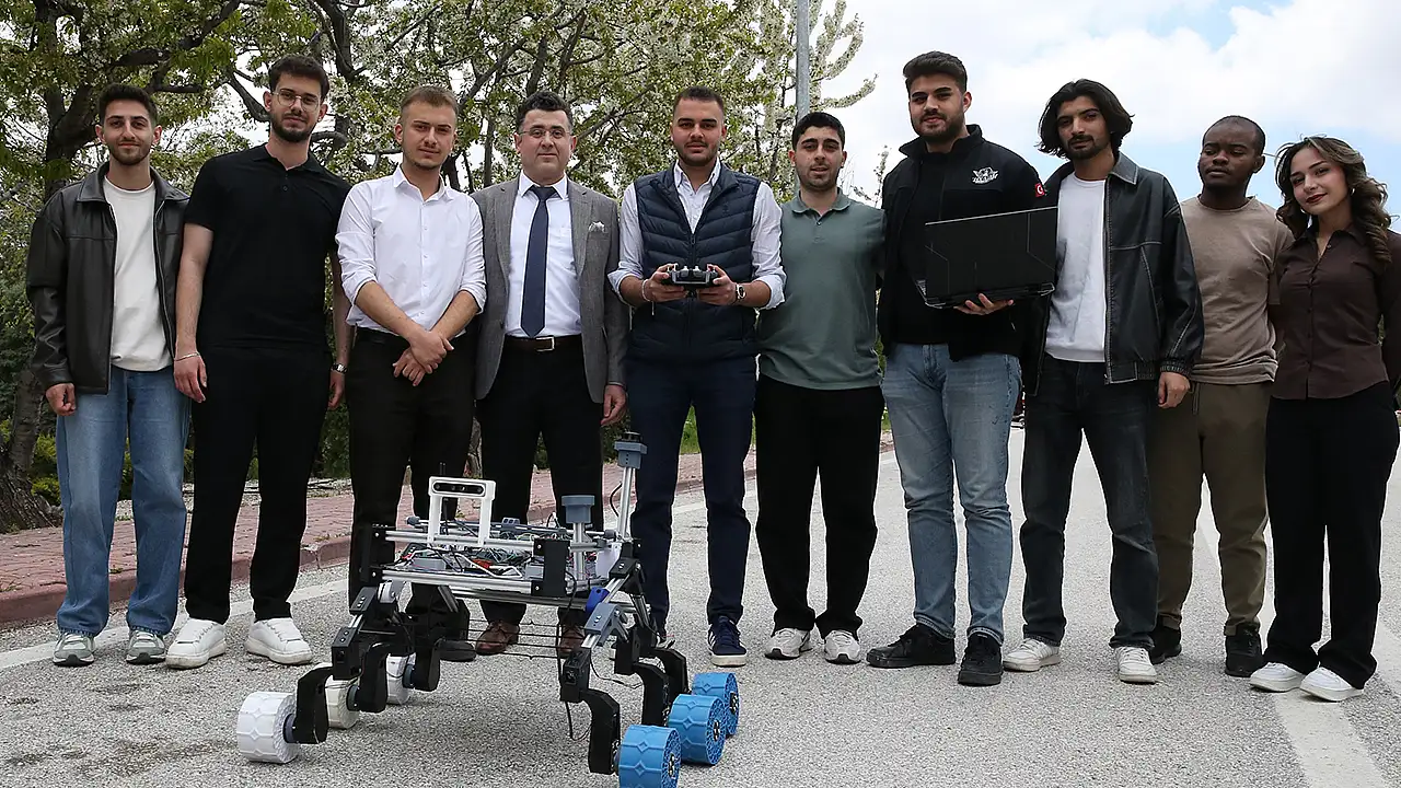 Geliştirilen 6x6 sürüş sistemli araç, lidar ve ultrasonik sensörleri sayesinde GPS verisine gerek duymadan kendi rotasını otonom olarak belirliyor.