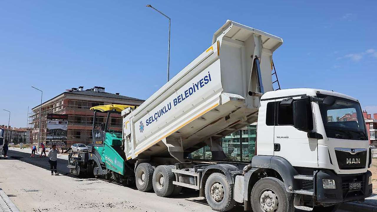 Sancak Mahallesi’nde yürütülen çalışmalarda 900 ton asfalt kullanılarak bölgedeki ulaşım konforu artırıldı.