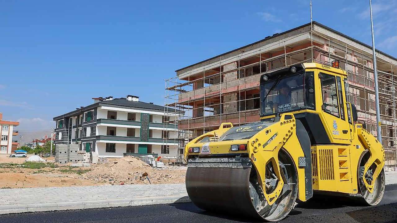 Selçuklu Belediyesi Fen İşleri Müdürlüğü ekipleri, bahar dönemiyle birlikte sezonun ilk asfalt serimini gerçekleştirdi.