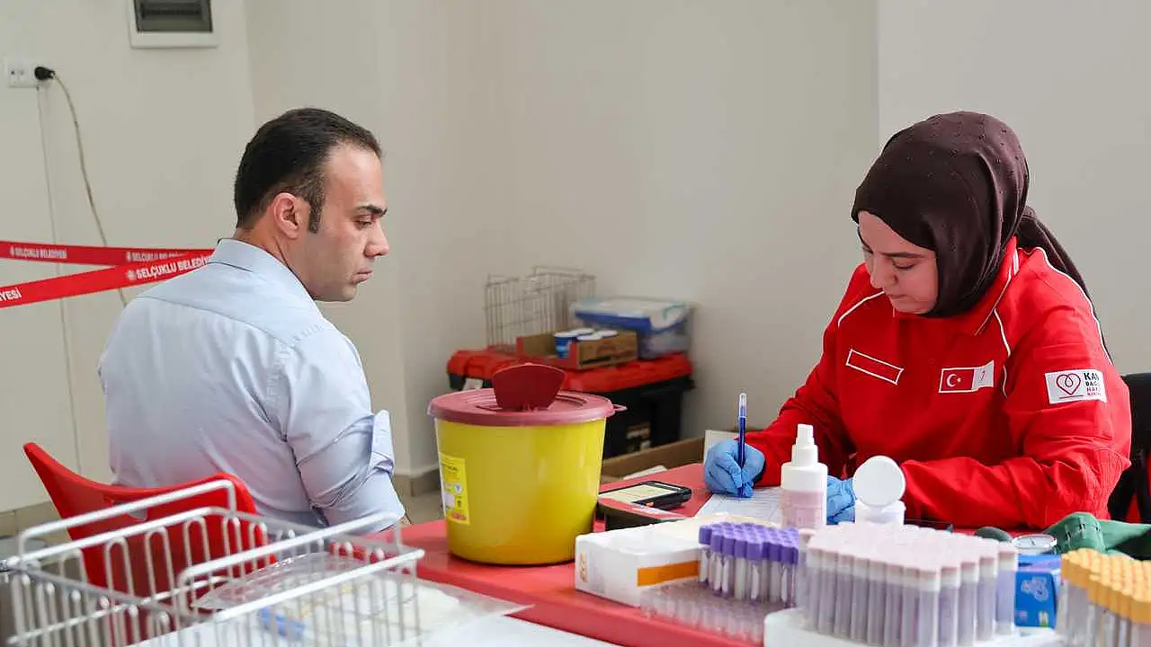 Belediye personeli ve duyarlı vatandaşlar ihtiyaç sahibi hastalar için kan vererek toplumsal dayanışma örneği sergiledi.