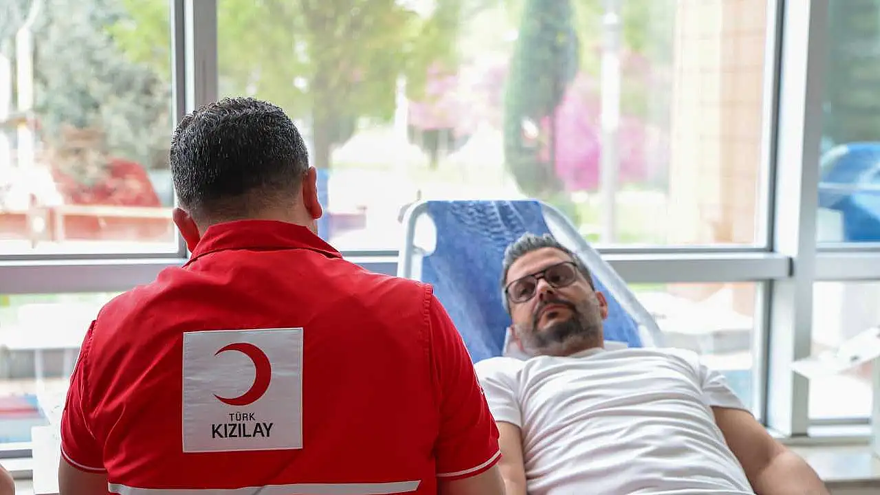 Selçuklu Belediye Başkanı Ahmet Pekyatırmacı kan bağışı stantlarını ziyaret ederek bağışçılara ve Kızılay ekiplerine teşekkür etti.