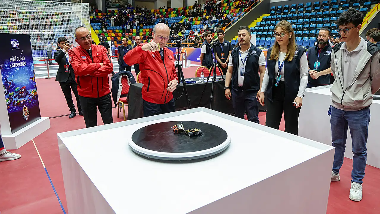 Selçuklu Belediye Başkanı Ahmet Pekyatırmacı ve Meram Belediye Başkanı Mustafa Kavuş, genç mucitlerin heyecanına ortak olarak finalist takımları tebrik etti.