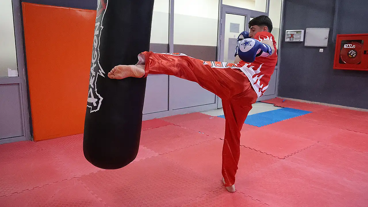üçüklükten bu yana dövüş sporlarına merak duyan genç yetenek, salondaki başarılı sporcuları örnek alarak yerel müsabakalardan uluslararası arenalara uzanan bir başarı öyküsü yazdı.