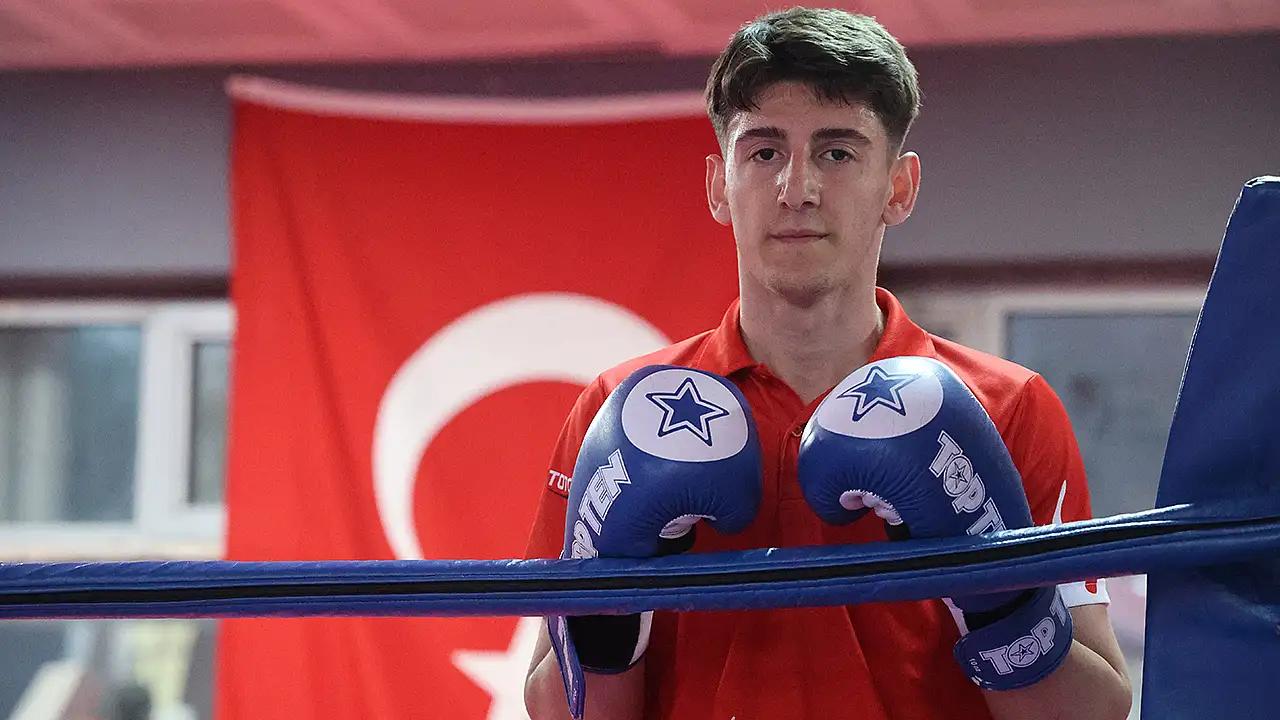 60 kilo full contact gençler kategorisinde ringe çıkan Tamer Kurt, zorlu final müsabakasının ardından altın madalyaya uzanarak dünya şampiyonluğunu göğsledi.