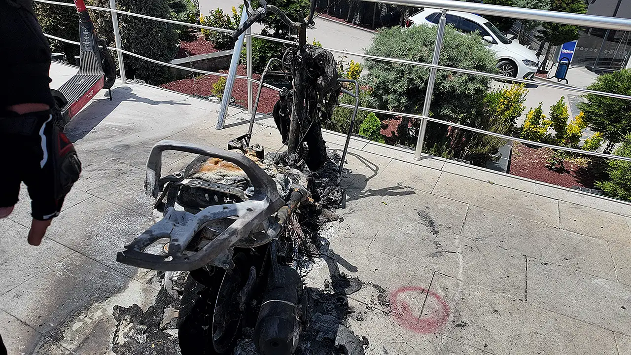 Konya Selçuklu Parsana Mahallesi'nde bir alışveriş merkezinin önünde park halindeki motosiklet aniden alev aldı.