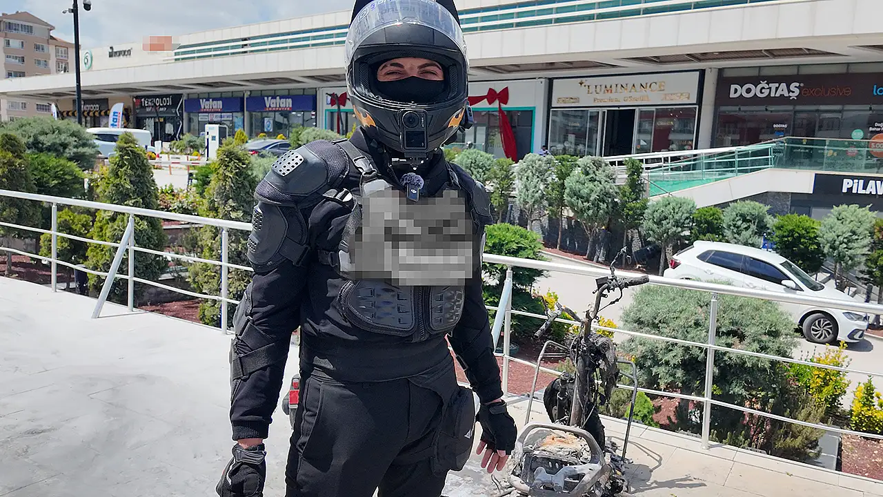 Paket servisine çıkan motosikletli kuryenin alev alev yanan motora yangın tüpüyle müdahale ettiği anlar kask kamerasına yansıdı.