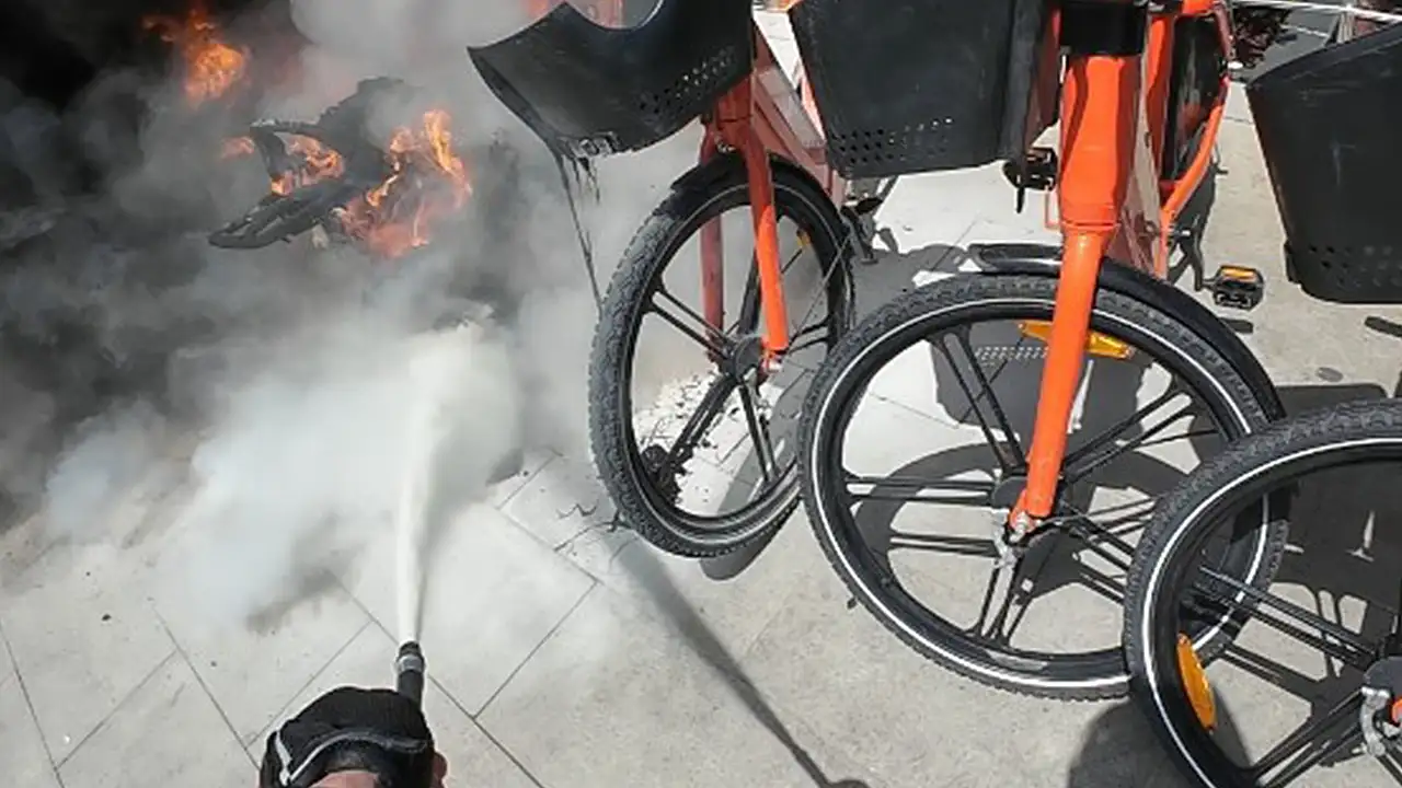 Kuryenin yoğun dumanlar altındaki motosiklete yaptığı ilk müdahale çevredekiler tarafından takdirle karşılandı.