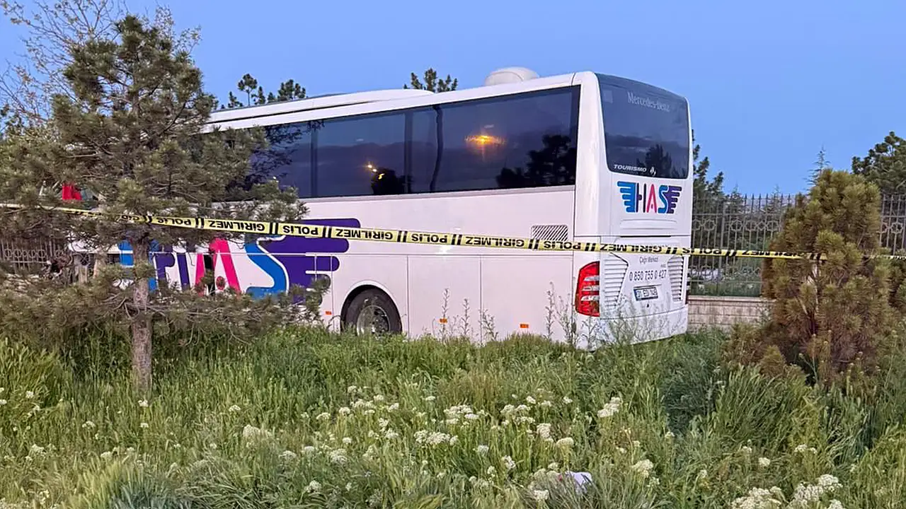 Konya Selçuklu'da sabah saatlerinde meydana gelen kazada, yolcu otobüsü önünde seyreden TIR'a arkadan çarptı.