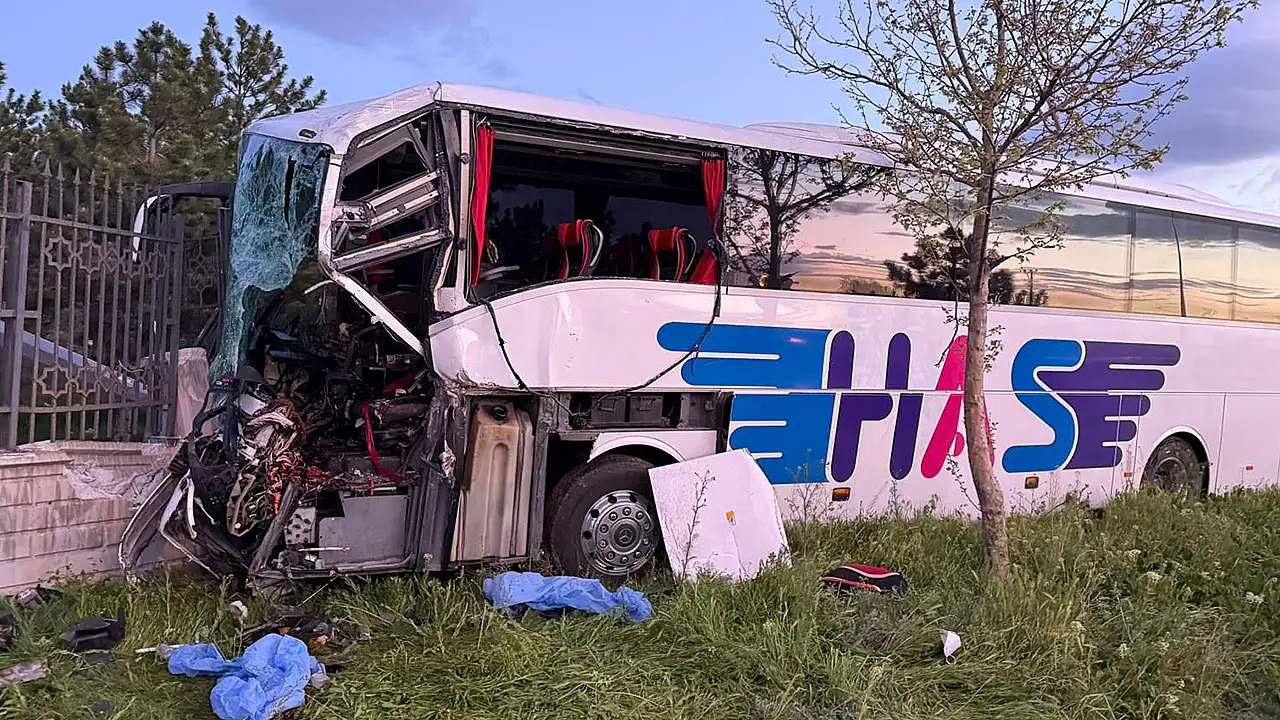 Feci kazada otobüs şoförü Bereket Bolat olay yerinde yaşamını yitirirken, itfaiye ekipleri araçta sıkışanlara müdahale etti.