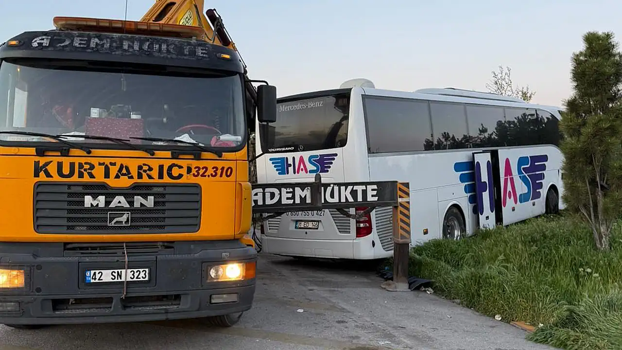 Çarpışmanın şiddetiyle kontrolden çıkan otobüs, yol kenarındaki ağaçlara ve üniversiteye ait istinat duvarına çarparak durabildi.