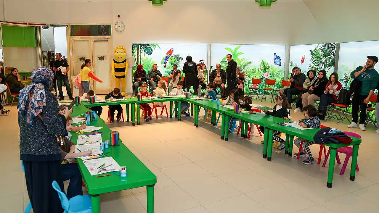 Bahçe bünyesindeki Doğa Eğitim Sınıfı'nda gerçekleştirilen atölyelerde minik misafirler uzman biyologlar eşliğinde ekosistem ve biyolojik çeşitlilik hakkında önemli bilgiler öğreniyor.