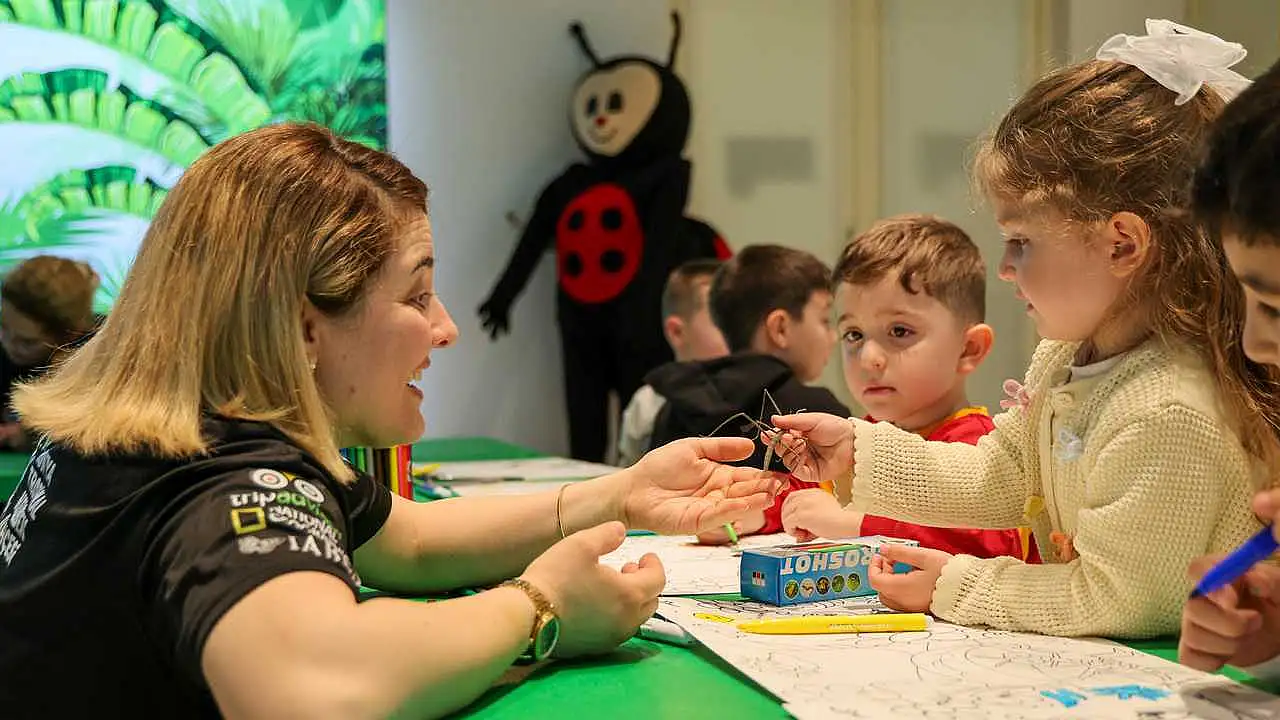 vrupa’nın en büyük tropikal kelebek uçuş alanlarından biri olan Konya Tropikal Kelebek Bahçesi hafta sonu düzenlenen eğitici programlarla çocukları ağırlıyor.