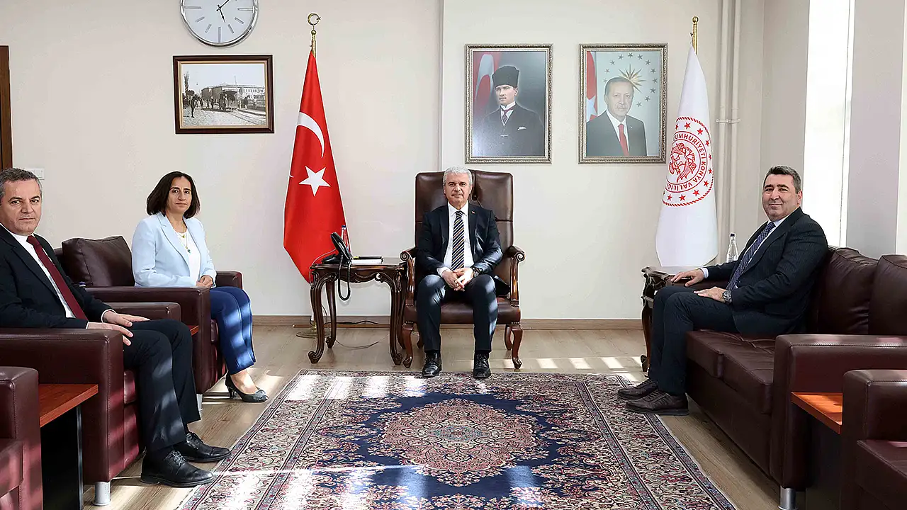 Sosyal Güvenlik Haftası dolayısıyla Konya SGK İl Müdürü Erkin Avcı ve beraberindeki heyet, Vali İbrahim Akın’a makam ziyareti gerçekleştirdi.