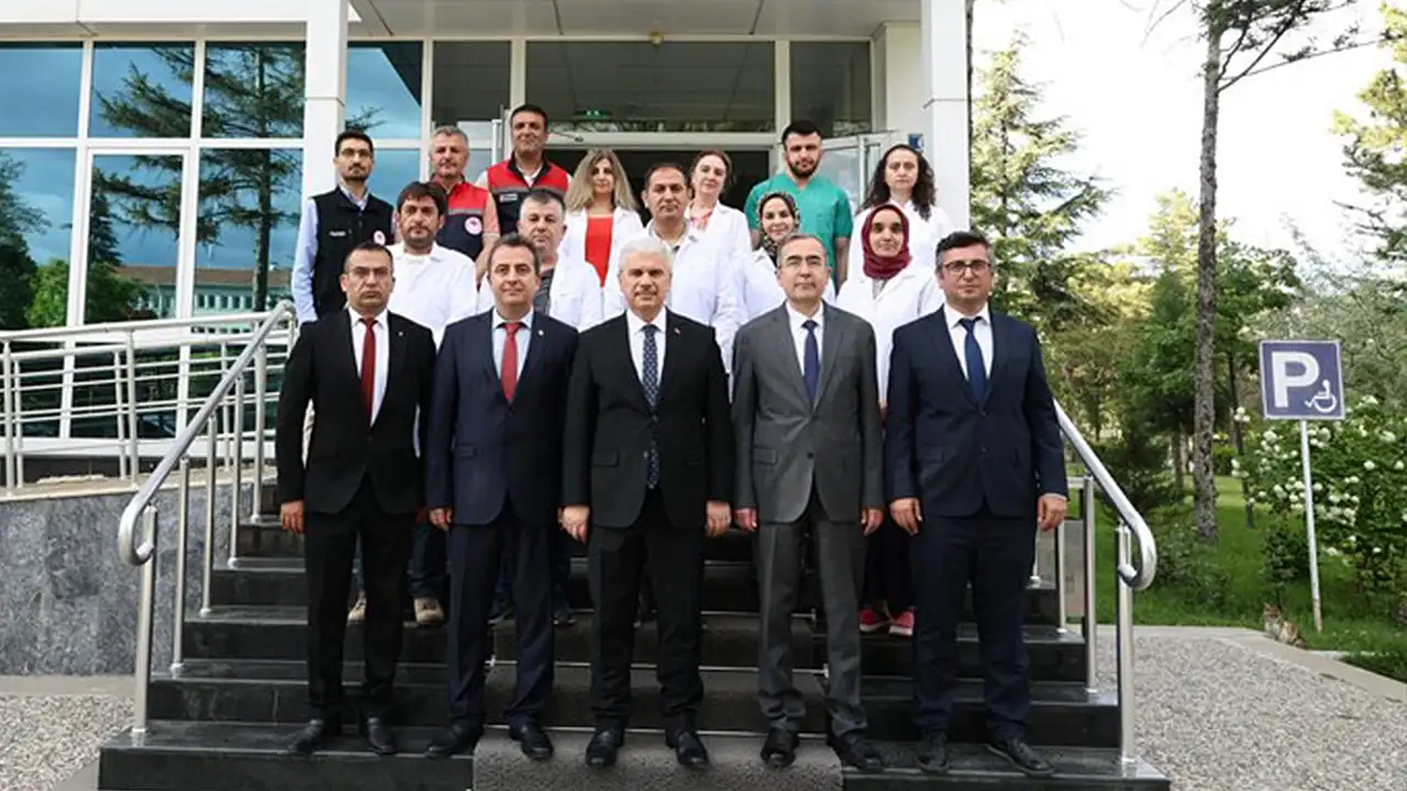 Ziyaret programı kapsamında Vali İbrahim Akın başkanlığında; Vali Yardımcısı Yavuz Güner ve Enstitü Müdürü Dr. Yasin Gülcü'nün katılımıyla geniş kapsamlı bir toplantı yapıldı.