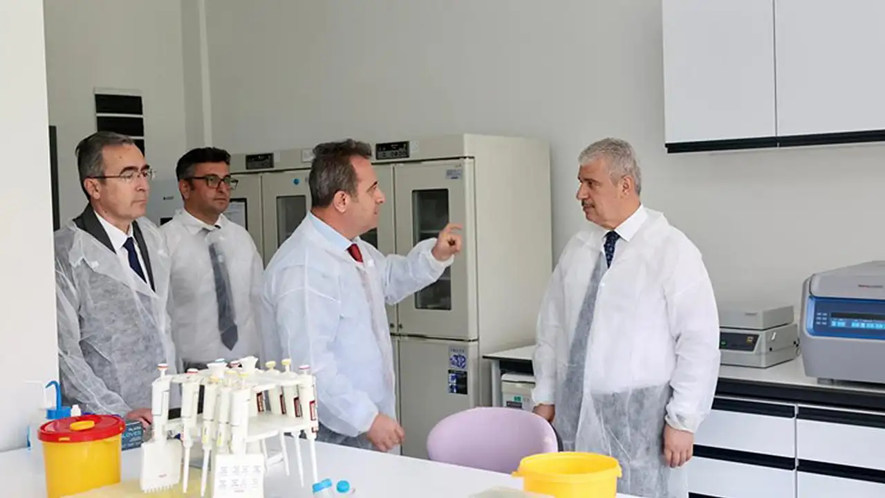 Enstitü bünyesinde gerçekleştirilen analiz süreçlerini ve kullanılan son teknoloji altyapıyı inceleyen Vali Akın, çalışmaların titizlikle sürdürülmesini takdir etti.