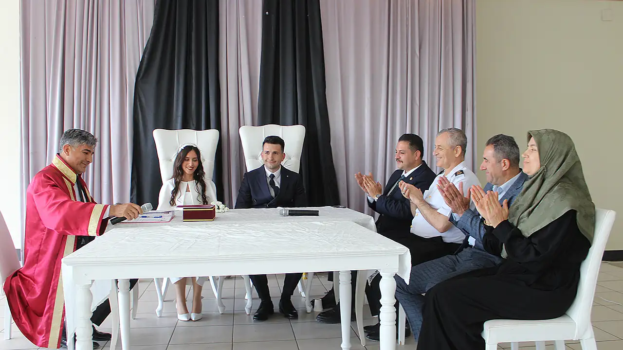 Yunak Kaymakamı Can Alperen Taşavlı, İlçe Jandarma Komutanı Teğmen Doğan Bilici'nin en mutlu gününde nikah şahitliğini üstlendi.