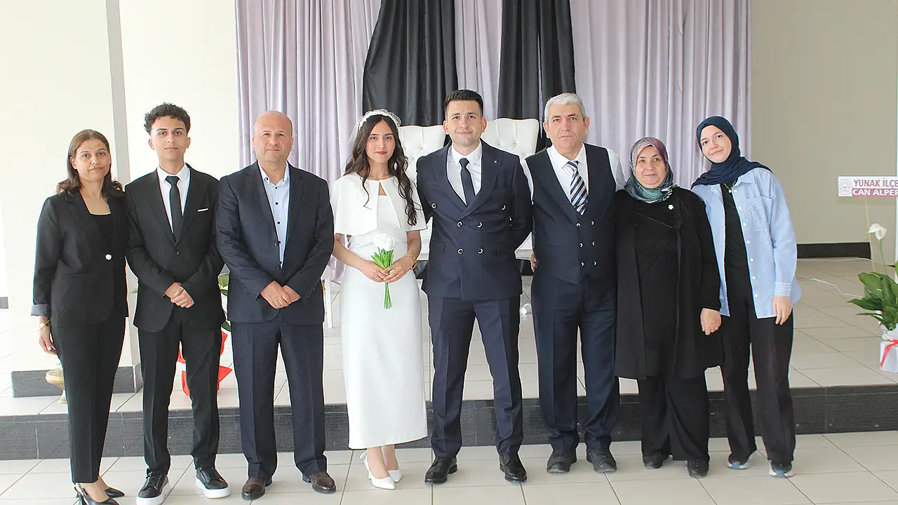 Reyhan ve Doğan çiftinin şahitliklerini Kaymakam Taşavlı ve Albay Yıldırım birlikte yaparak genç çifte destek oldu.