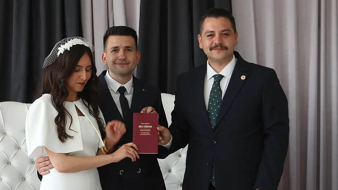 Evlilik cüzdanı takdimi sırasında kısa bir konuşma yapan Kaymakam Taşavlı, evliliğin sevgi, saygı ve hoşgörü temelleri üzerinde yükseldiğini vurguladı.