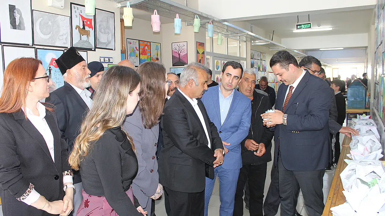 Yunak Kaymakamı Can Alperen Taşavlı öğrencilerin tamamen geri dönüşüm ve atık malzemeler kullanarak hazırladığı projeleri yerinde inceleyerek çocuklarla sohbet etti.