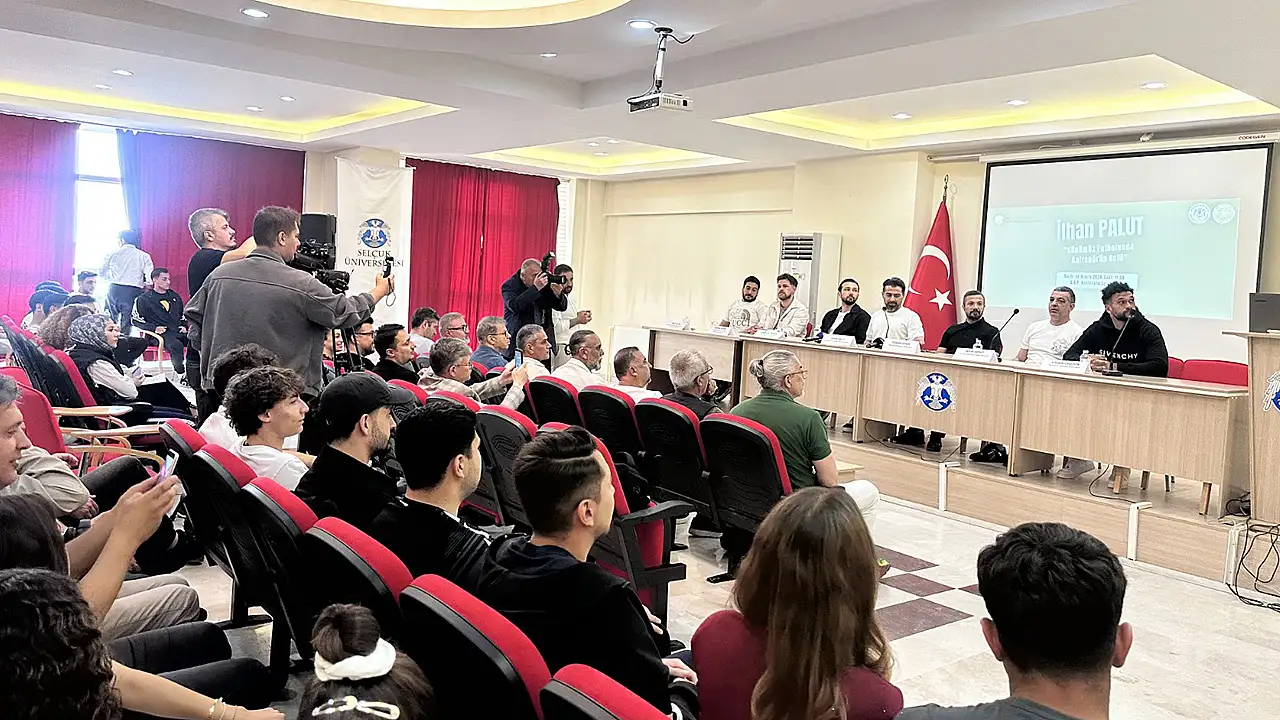 Konyaspor teknik patronu Palut, öğrencilerin sorularını yanıtladı