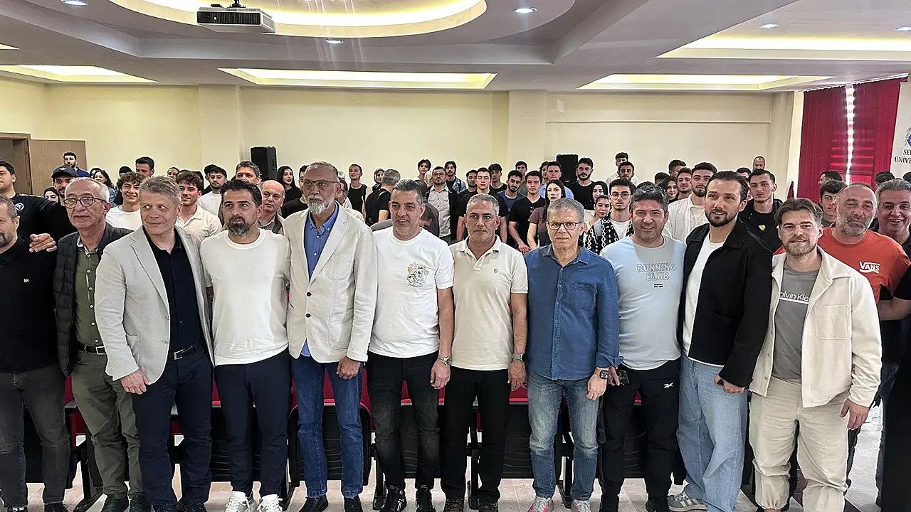 Konyaspor teknik patronu Palut, öğrencilerin sorularını yanıtladı