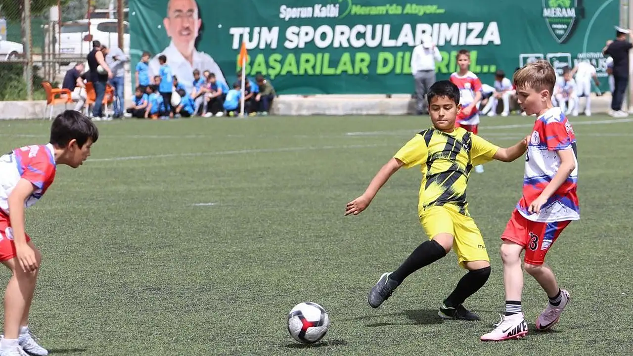 Meram'da ilkokullar futbolda yarışıyor