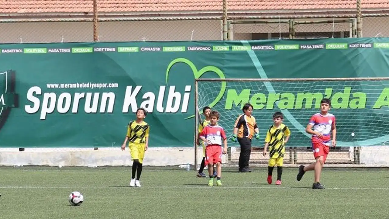 Meram'da ilkokullar futbolda yarışıyor