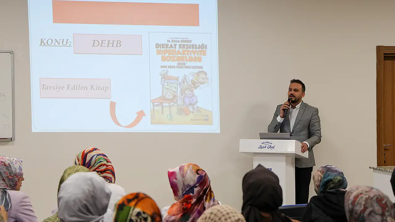 Eğitimlerde velilere seslenen Söğüt, DEHB ile karşı karşıya kalan ailelerin net kurallar ve düzenli rutinler oluşturarak çocuklarının güçlü yönlerini desteklemesi gerektiğini vurguladı.