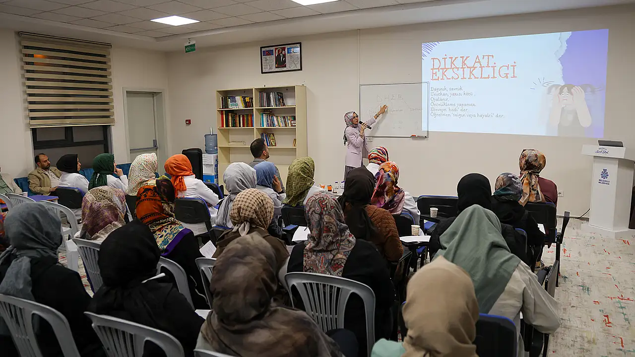 Uzman Psikolojik Danışman Ayşe Söğüt, Selçuklu Belediyesi ailelere DEHB eğitimi seminerinde velilere çocuklarda dikkat dağınıklığı ve hiperaktivite durumunda sabırlı yaklaşımın önemini anlattı.