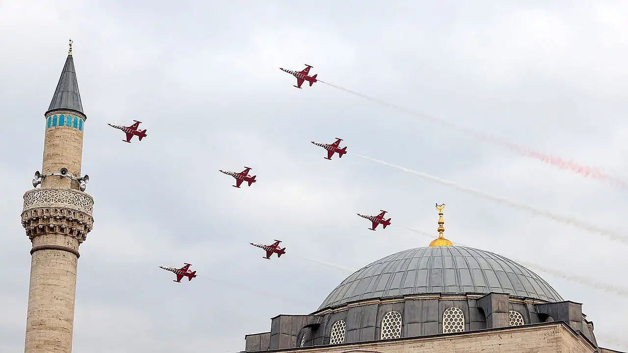 Türk Yıldızları'ndan Konya semalarında büyüleyen gösteri