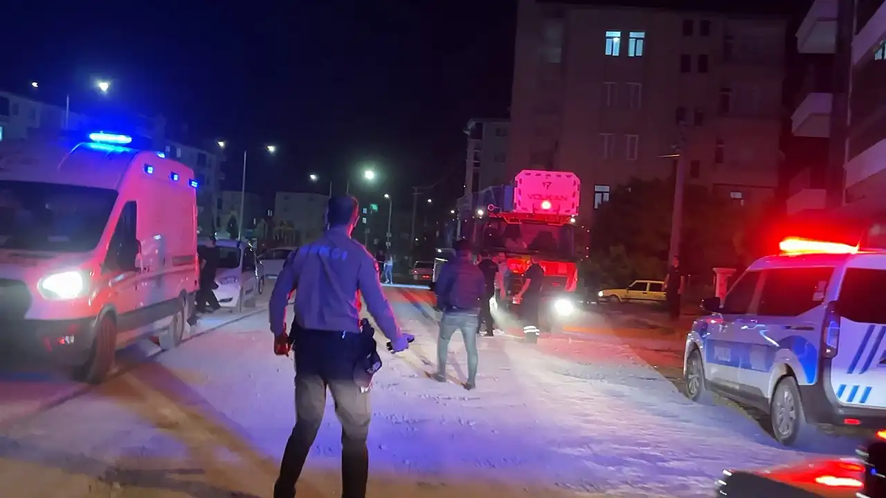 Aksaray'da intihar girişiminde bulunan genç, polisin elinden kurtularak gazeteciye saldı.