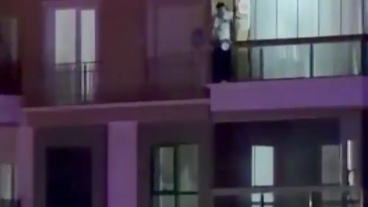 Aksaray'da bir genç, Yavuz Sultan Selim Mahallesi 5413 Sokak'ta bulunan 4 katlı Serkan Apartmanı'nın 4. katında bulunan dairenin balkonundan intihar etmeye çalıştı.