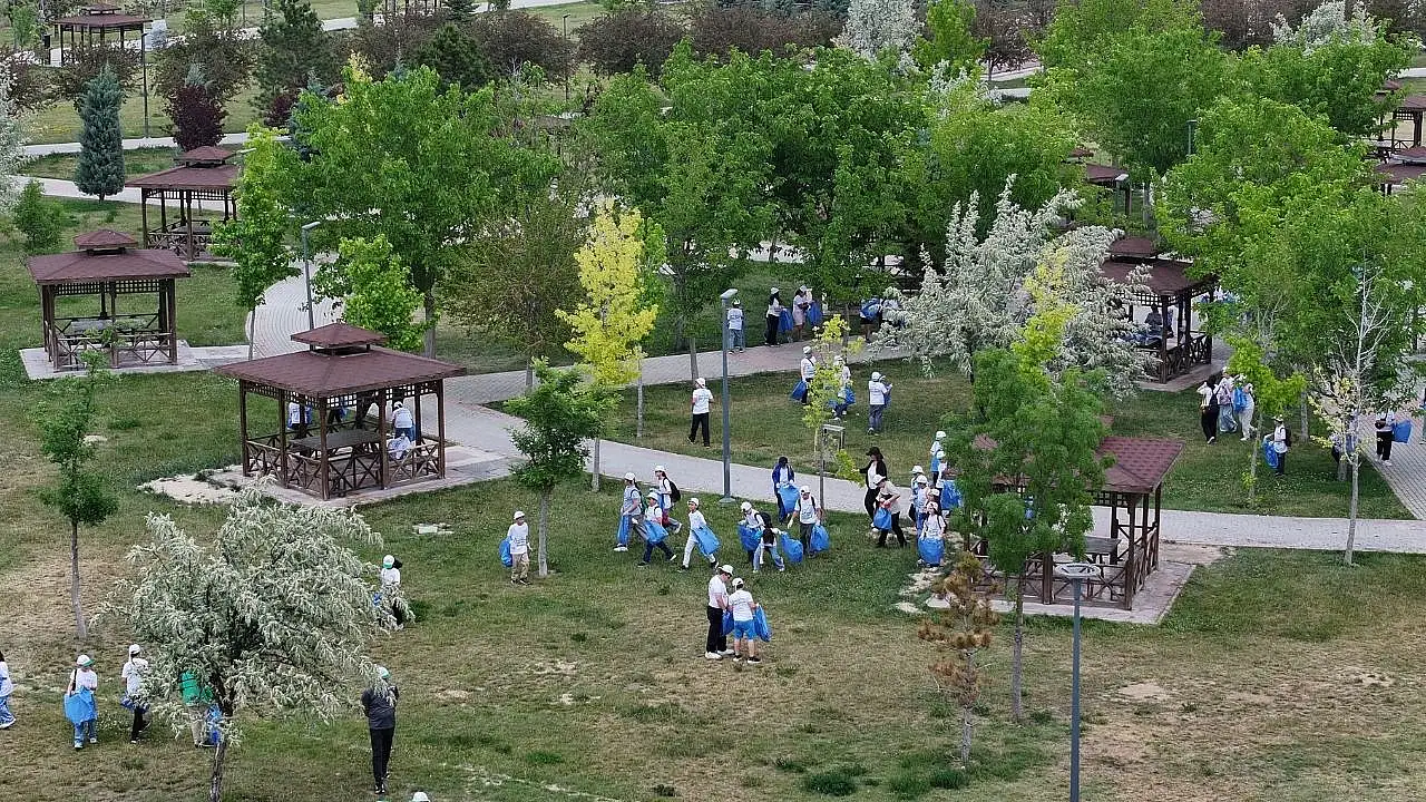 Başkan Altay, çocuklarla birlikte çevre temizliği yaptı