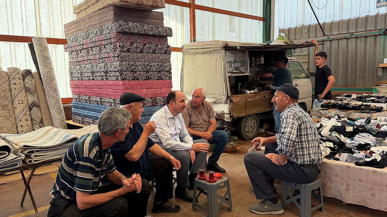 Başkan Altay, Karkent Pazarı'nda esnaf ve vatandaşlarla bir araya geldi