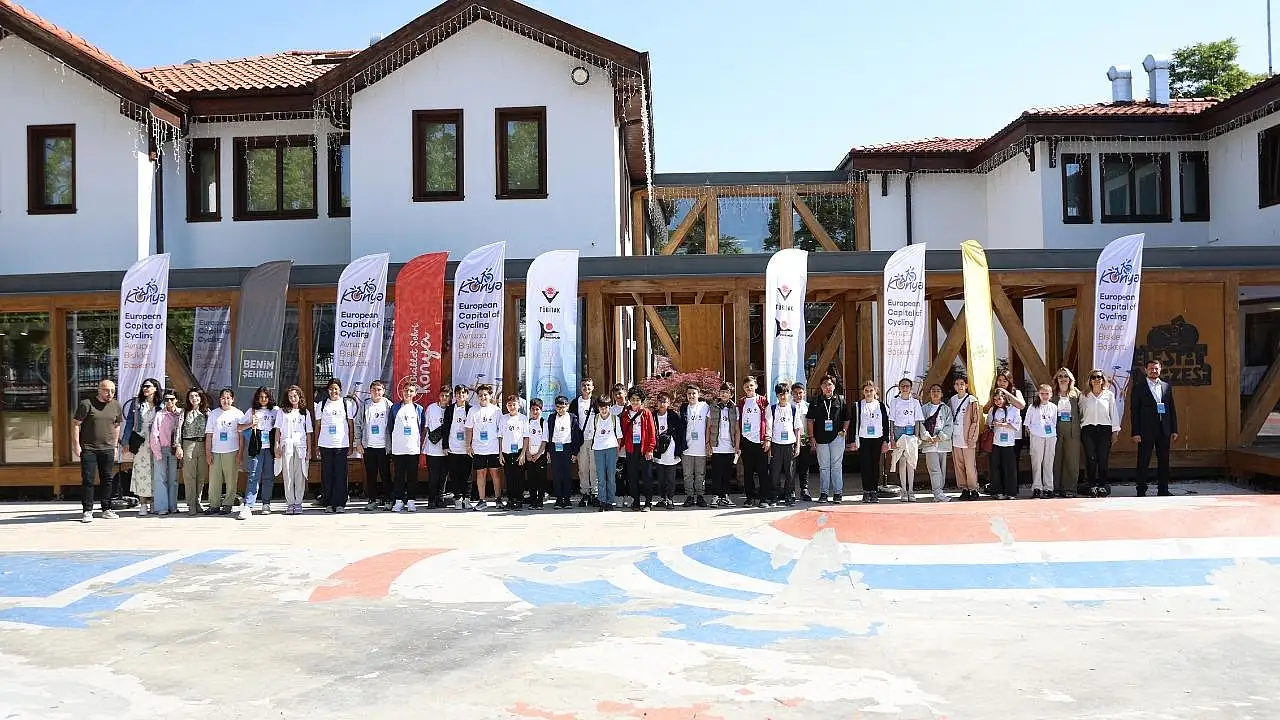 Öğrencilerden Başkan Altay'a bisiklet teşekkürü