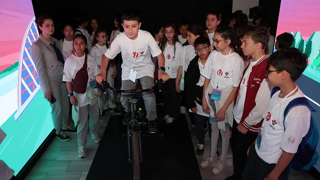 Öğrencilerden Başkan Altay'a bisiklet teşekkürü