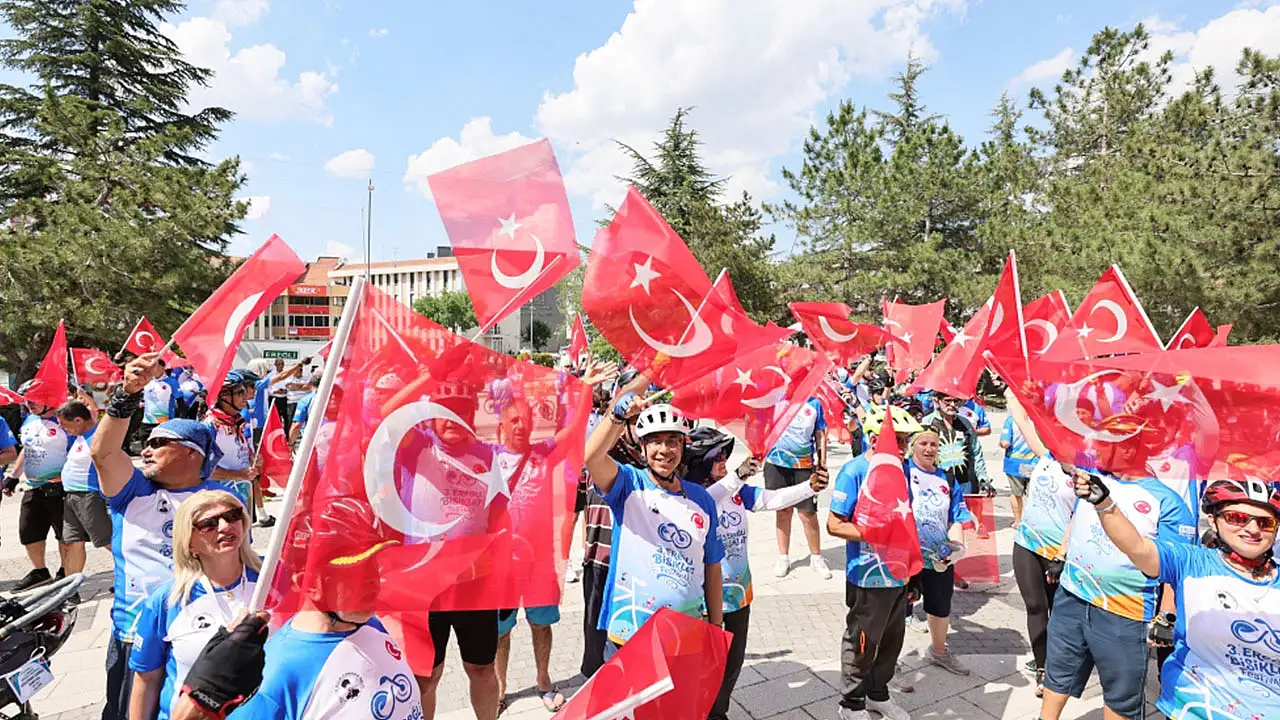 Ereğli'de pedal dostluk ve barış için döndü