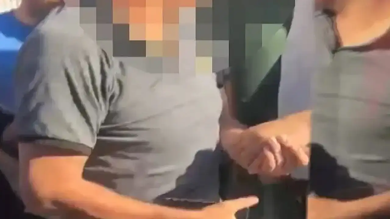 Tramvayda taciz iddiası! Yolcular şüpheliyi darbetti