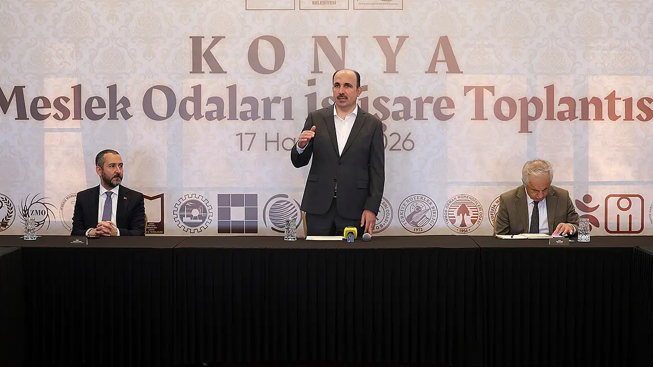 Konya trafiğinin geleceği için planlanan tüm hatlar bittiğinde hastanelere, üniversitelere ve otogara raylı sistemle ulaşılacağını müjdeleyen Başkan Altay, Barış Caddesi tramvay ihalesinin resmen açıldığını duyurdu.