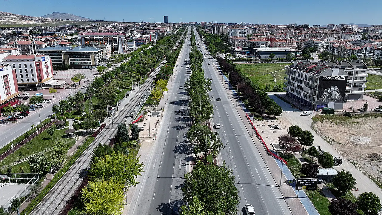 İstanbul Yolu Yazır Tramvay Durağı'nda yükselen yeni üst geçit, 150 tonluk çelik imalatıyla ve ileride yapılacak raylı sistem projeleriyle tam uyumlu olacak şekilde inşa ediliyor.