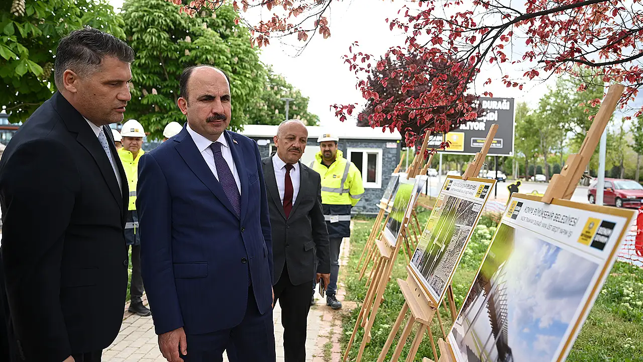 Konya Büyükşehir Belediye Başkanı Uğur İbrahim Altay, şehir içi yaya güvenliğini artırmak ve bisiklet ulaşımını teşvik etmek amacıyla başlatılan yeni üst geçit çalışmalarını yerinde inceledi.