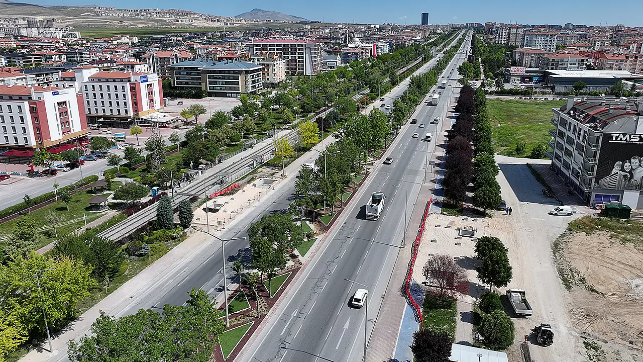 Engelli vatandaşların erişimine uygun olarak tasarlanan Yazır Yaya Üst Geçidi projesi, yürüyen merdiven ve asansör sistemleriyle bölgedeki önemli bir ulaşım ihtiyacını karşılayacak.