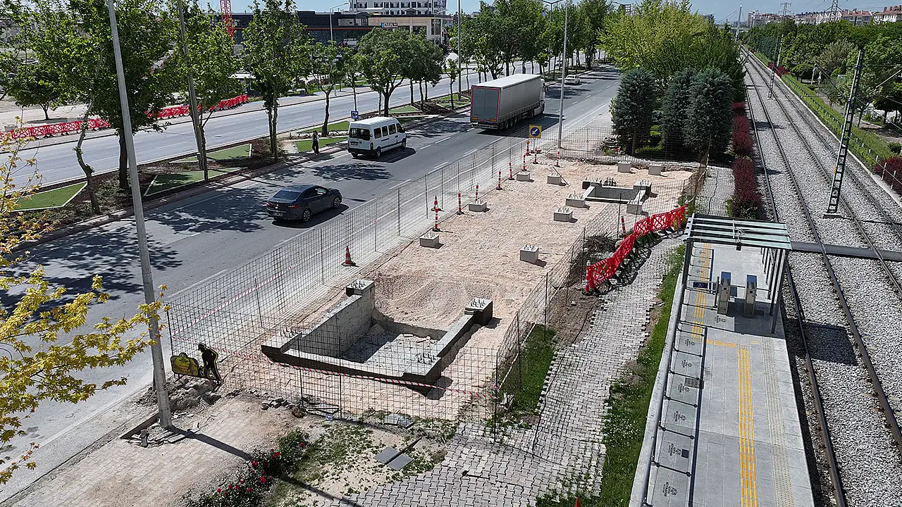 Sedirler ve Borsa köprülü kavşakları arasında trafik akışını kesintisiz hale getirmek amacıyla, Adana Çevre Yolu Marangozlar Sanayi (MARSAN) girişinde de eş zamanlı olarak köprü yapımı sürüyor.