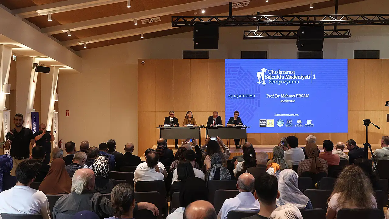 Necmettin Erbakan, Selçuk, KTO Karatay ve Mimar Sinan Güzel Sanatlar üniversitelerinin dev iş birliğiyle hayata geçirilen sempozyumda söz alan alanında uzman akademisyenler, Selçuklu dönemindeki siyaset, diplomasi ve istihbarat ağını tarihi belgelerle anlattı.