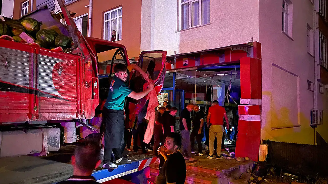 Konya'da karpuz yüklü kamyon markete daldı