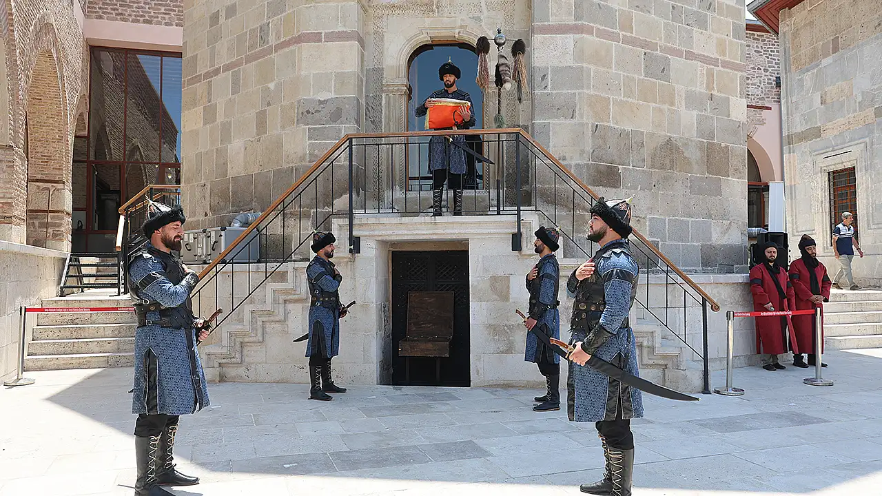 Konya'da Selçuklu Sultanlar Türbesi'nde saygı nöbeti değişimi